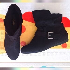 True Craft Women's Addison Ankle Boots Black Strap Buckle Pull On Size 8M